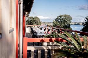 una fila de mesas y sillas en un balcón en Kyriad Saint-Malo Dinard en La Richardais