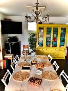 una mesa de comedor con platos de comida. en Casa Acougo , Sarria, en Sarria