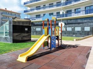 un parque infantil con tobogán en Apartment Marisol L'Ampolla en L'Ampolla