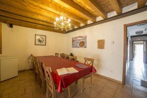 a dining room with a table and chairs and a chandelier at Santa Brigida - Real 19 in Hontanas