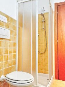 een badkamer met een toilet en een douche bij Arancio in Verbania