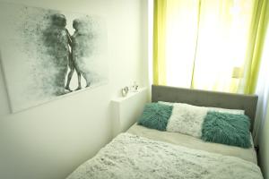 1 dormitorio con 1 cama con manta y ventana en Asia en Nysa