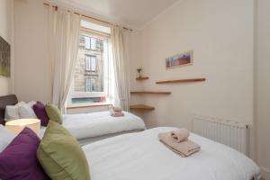 Cama ou camas em um quarto em Edinburgh Rossie Place Apartment