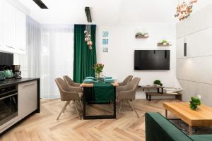 kuchnia i jadalnia ze stołem i krzesłami w obiekcie Apartments Gdańsk Długie Ogrody w Gdańsku