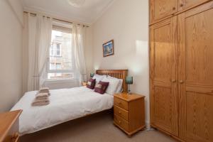 Cama ou camas em um quarto em Edinburgh Rossie Place Apartment