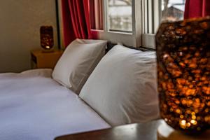 Postel nebo postele na pokoji v ubytování Hakuba Matata Lodge