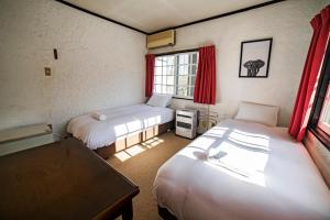 Postel nebo postele na pokoji v ubytování Hakuba Matata Lodge