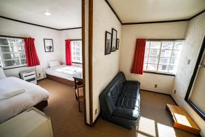 Postel nebo postele na pokoji v ubytování Hakuba Matata Lodge