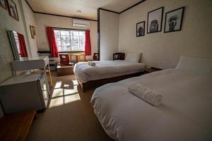 Postel nebo postele na pokoji v ubytování Hakuba Matata Lodge