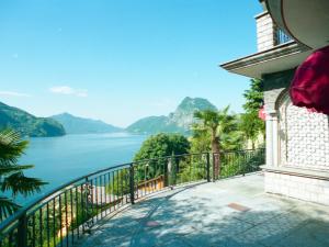 ルガノにあるBarony Le Pergole Lugano Villa for 8 personsの水と山の景色を望むバルコニー