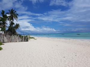 Een strand bij of vlak bij het pension