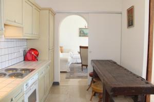 eine Küche mit einer Arbeitsplatte und einem Tisch in der Unterkunft Barony Le Pergole Lugano Villa for 8 persons in Lugano