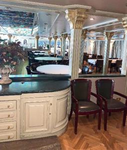 King Tut I Nile Cruise - Every Monday 4 Nights from Luxor - Every Friday 7 Nights from Aswan餐厅或其他用餐的地方