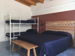 1 dormitorio con litera y mesa de madera en Bahia Blanca, en Gaeta