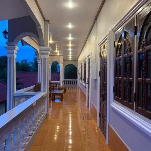 um corredor vazio de uma casa com um alpendre em Dalom Guesthouse em Don Det