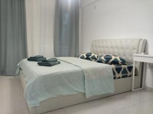 アテネにあるNew Apartment near metro Larissis in the centre of Athensのベッドルーム1室(タオル付)