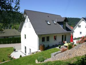 a white house with a black roof at Ferienwohnung Irslenbach in Altoberndorf