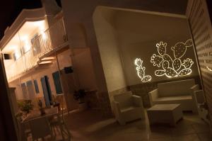 un soggiorno con divano e sedie di notte di Torre Chianca GMA Tourism a Porto Cesareo