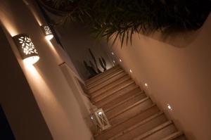 una rampa di scale in un edificio con luci di Torre Chianca GMA Tourism a Porto Cesareo
