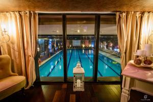 Blick auf den Pool durch ein Fenster in der Unterkunft Apartament Alpin resort etaj 7 in Poiana Brașov