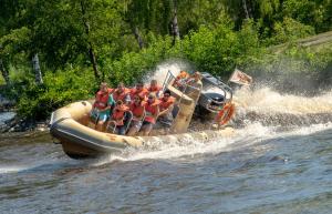 Un gruppo di persone su una zattera nell'acqua. di Serengeti Park Resort a Hodenhagen