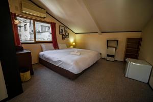 Postel nebo postele na pokoji v ubytování Hakuba Matata Lodge