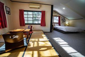 Postel nebo postele na pokoji v ubytování Hakuba Matata Lodge