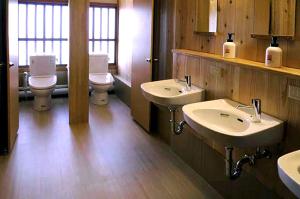 Et badeværelse på Sakura Guest House