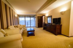 a living room with a couch and a tv at Apartament Alpin resort etaj 7 in Poiana Brasov