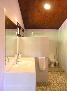 a bathroom with a sink and a toilet at Sitio da Calma in Gamela