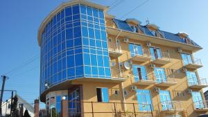 Dyadya Styopa في أدلر: مبنى طويل وبه نوافذ زرقاء