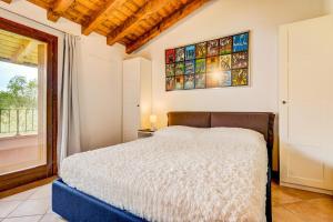 une chambre avec un lit et une fenêtre dans l'établissement Casa Delisa, à Manerba del Garda 35 autres photos