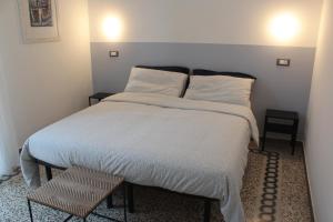 1 dormitorio con 1 cama y 1 silla en CAMERA GIGLIA en Manarola