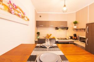 Cuisine ou kitchenette dans l'établissement Appartement de charme, spacieux, Moustiers #5