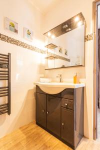 La salle de bains est pourvue d'un lavabo et d'un miroir. dans l'établissement Appartement de charme, spacieux, Moustiers #5, à Moustiers-Sainte-Marie