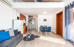 ein Wohnzimmer mit einer Couch und einem Tisch in der Unterkunft Oliva Holiday Apartment in Banjole