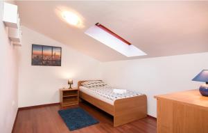 ein kleines Schlafzimmer mit einem Bett und einem Dachfenster in der Unterkunft Oliva Holiday Apartment in Banjole + 37 Fotos