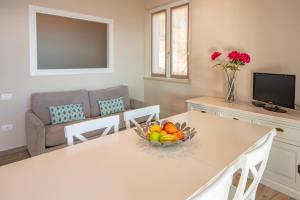 - un salon avec une table et une corbeille de fruits dans l'établissement Cà Bianca sopra, à Toscolano Maderno