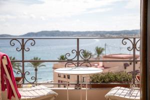 een balkon met 2 stoelen en uitzicht op de oceaan bij Hotel Jávea in Jávea