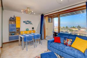 een woonkamer met een blauwe bank en een tafel bij Pegaso in Polpenazze del Garda