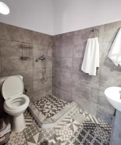 La salle de bains est pourvue de toilettes et d'un lavabo. dans l'établissement Theros House, à Diafani