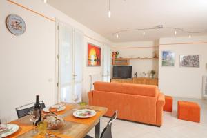 een woonkamer met een tafel en een bank bij Il Cedro in Salò