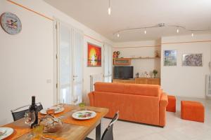 een woonkamer met een tafel en een bank bij Il Cedro in Salò