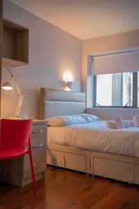 Tempat tidur dalam kamar di City Centre Apartments in Galway