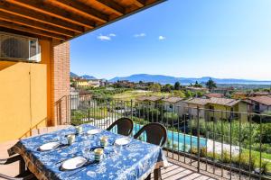 een tafel en stoelen op een balkon met uitzicht bij Pegaso in Polpenazze del Garda