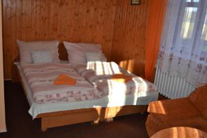 2 camas individuales en una habitación con ventana en Penzion U mlýna, en Rejvíz