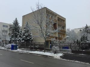 ein Gebäude an der Seite einer Straße mit Schnee in der Unterkunft Next to university in Debrecen