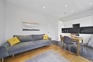uma sala de estar e cozinha com um sofá e uma mesa em Executive Apartments in Central London Euston FREE WIFI City Stay Aparts London em Londres