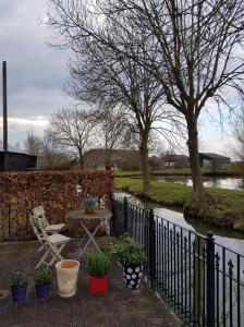 een hek met een tafel, stoelen en planten bij Johannahoeve in Utrecht