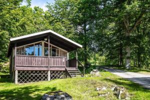 a small cabin in the middle of a park at Kolleviks Camping och Stugby in Karlshamn